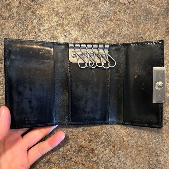 Authentic Prada Key Holder Case Black Patent Leather Silver Hardware - Picture 5 of 10